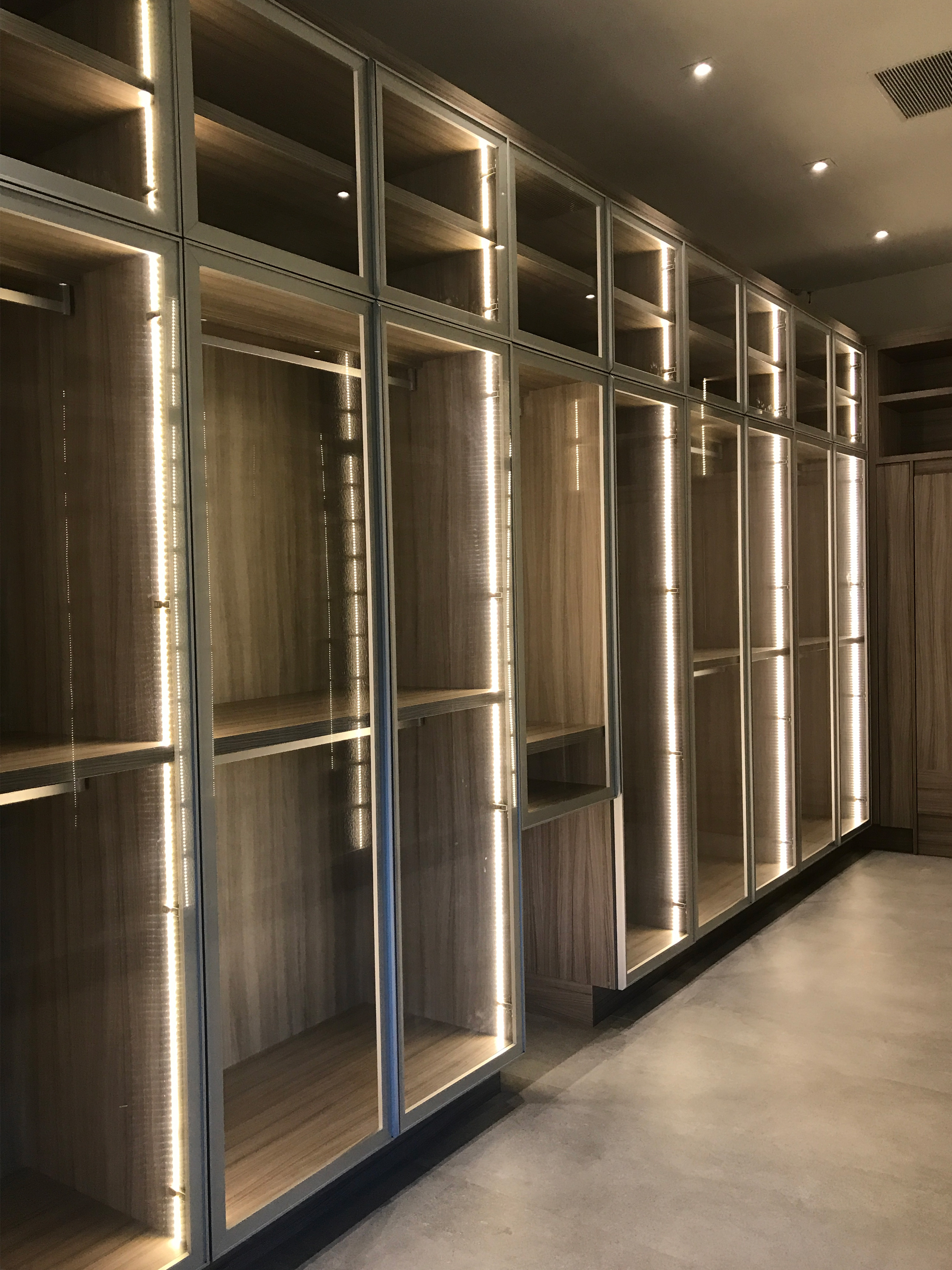 CL11 Luxury LED Closet